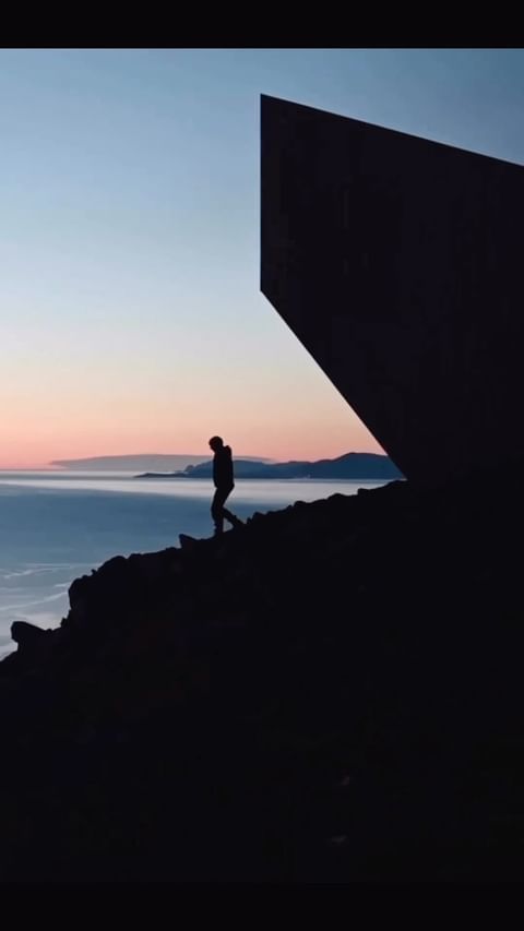 If you long for an epic sleeping experience - you should visit this mountain in Øksfjord, Finnmark! 😍 @biotope drew a place where architecture meets nature, and it’s open for you and your sleeping bag. 🏕️

Sweet dreams! 😴

#øksfjord #thisisarctic #finnmark #wildnature #gapahuk #bivuac #camp #archtecture #northernnorway #epicaccommodations