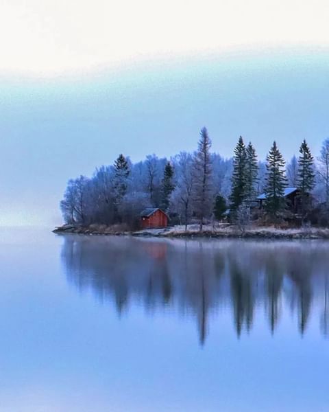 Frosty, clear skies and cold in the north. 

1. @marit.brekkan captured that lake again🥰 
2. @camilla_sandvoll caught the reflections of the Skjomen fjord
3. @turbovaarlund knows how to catch the ice crystals in Senja
4. @sunnivajb is hiking near Bodø
