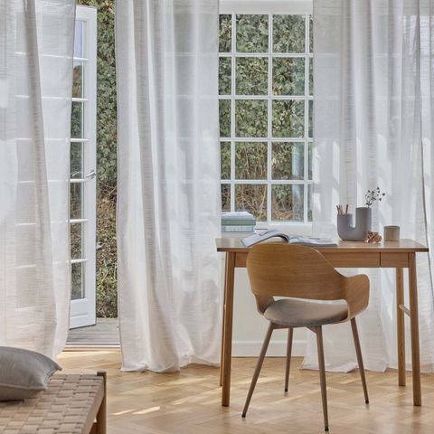 Få till en elegant och ljus look i höstmörkret med den vackra gardinEN ABRUR. 🤎 

Svep för att se en mer detaljerad bild. 🔍 

#JYSKsverige #gardiner #inredning #gardin #textilier