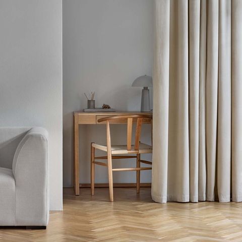 Ett bra trick för att dölja eller skapa avskildhet av din vrå är att använda gardiner som rumsavdelare, så att du kan njuta av din egen lilla oas. 🏡

#JYSKsverige #diy #kontorshörna #rumsavdelare #gardiner #inredning #möbler
