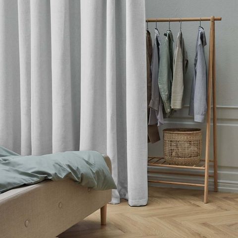 Om du vill skapa en mer ordnad och minimalistisk känsla i ditt hem, kan du enkelt dölja dina kläder, oavsett om de hänger på en klädstång eller ligger på en hylla, med hjälp av en mörkläggningsgardin! 👗👔👕 Praktiskt, eller hur?

#JYSKsverige #gardiner #minimalistiskt #inredning #diytips #inredningstips