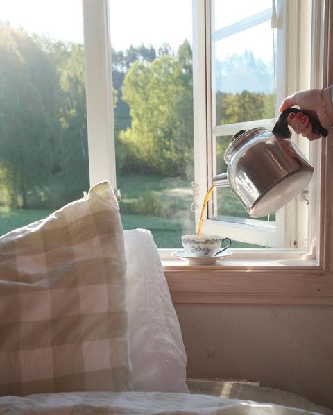 Många slattar små - gör skillnad med ditt morgonkaffe i sommar! 

Vi vet att det inte är lätt att vara konsument idag. Det är mycket att tänka på och det kan vara klurigt att veta vad som är ett bra val. Men när det kommer till kaffet behöver det inte vara så snårigt. Här kommer våra bästa tips för att minska kaffesvinnet. 

☕️ Brygg inte mer än du behöver
☕️ Häll upp det nybryggda kaffet i en termos så det håller sig varmt och fräscht länge
☕️ Frys in överblivet kaffe till iskuber och gör iskaffe
☕️ Använd kaffesumpen till växtnäring
☕️ Kanske det enklaste och bästa tipset: ta en påtår!