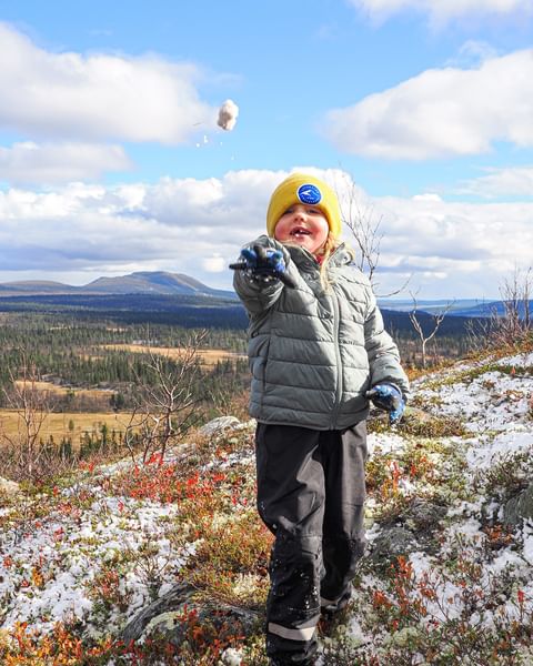 Den första snöbollen är kastad ☃️❄️ Idag vaknade vi upp till minusgrader och säsongens första snöflingor. 😍

#Lofsdalen #winteriscoming #snow #härjedalen #visitlofsdalen #jämtland #fjäll