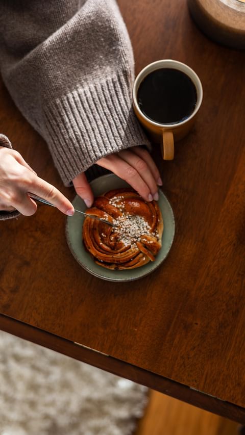 Hos oss på Löfbergs kickstartade vi firandet av kanelbullensdag med dans, kaffe och bulle på dagens morgonmöte. Vilka fler dricker kaffe till sin kanelbulle idag?☕️🕺