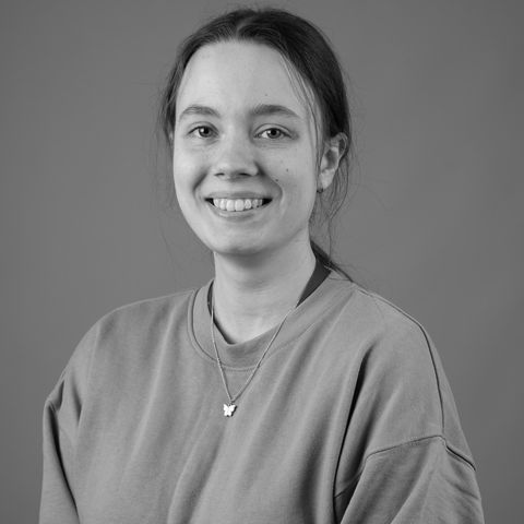 👋Säg hej till Moa, vår LIA på Martech. Vi ställde lite frågor till henne för att se hur hon känner sin praktik hos oss. 

𝗩𝗮𝗱 𝘀𝘁𝘂𝗱𝗲𝗿𝗮𝗿 𝗱𝘂 𝗼𝗰𝗵 𝘃𝗮𝗱 𝗴𝗼̈𝗿 𝗱𝘂 𝘂𝗻𝗱𝗲𝗿 𝗱𝗶𝗻 𝗽𝗿𝗮𝗸𝘁𝗶𝗸 𝗽𝗮̊ 𝗦𝘁𝗼𝗰𝗸𝗵𝗼𝗹𝗺𝘀𝗺𝗮̈𝘀𝘀𝗮𝗻?
- Jag studerar grafisk formgivning på Brobygrafiska och hjälper till att skapa material för olika mässor på Stockholmsmässan, som skyltar och långvarigt material för lokalerna. Det är kul att se mina bidrag i bruk!

𝗩𝗮𝗱 𝗮̈𝗿 𝗿𝗼𝗹𝗶𝗴𝗮𝘀𝘁 𝗺𝗲𝗱 𝗮𝘁𝘁 𝘃𝗮𝗿𝗮 𝗽𝗮̊ 𝗦𝘁𝗼𝗰𝗸𝗵𝗼𝗹𝗺𝘀𝗺𝗮̈𝘀𝘀𝗮𝗻?
- Det roligaste är de varierande uppgifterna och att få testa nya saker inom grafisk design. Jag lär mig mycket och får se hur projekt tas fram och hur kommunikationen fungerar.

𝗩𝗶𝗹𝗸𝗲𝗻 𝗮̈𝗿 𝗱𝗲𝗻 𝗺𝗲𝘀𝘁 𝗶𝗺𝗽𝗼𝗻𝗲𝗿𝗮𝗻𝗱𝗲 𝗱𝗲𝗹𝗲𝗻 𝗮𝘃 𝗦𝘁𝗼𝗰𝗸𝗵𝗼𝗹𝗺𝘀𝗺𝗮̈𝘀𝘀𝗮𝗻𝘀 𝗱𝗮𝗴𝗹𝗶𝗴𝗮 𝗮𝗿𝗯𝗲𝘁𝗲 𝗲𝗻𝗹𝗶𝗴𝘁 𝗱𝗶𝗴?
- Jag imponeras av effektiviteten, särskilt när flera event pågår samtidigt, och hur smidigt arbetet koordineras. Det är en inspirerande miljö att lära sig i!

✨

#stockholmsmässan #lia #praktik #grafiskdesign