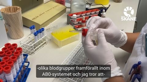 👨‍🔬 Hur hittar man nya blodgrupper? Det jobbar Jennifer Ricci Hagman med, och i klippet får vi träffa Jenny som bedriver forskning för att hitta fler blodgrupper än de vi känner till idag. Syftet är att förbättra matchningen mellan givare och mottagare vid blodtransfusion.

❤️ Jenny är biomedicinsk analytiker och hon berättar om varför det är så roligt med forskning och att ökad kunskap om blodgrupper är viktigt. Tusen tack till er alla som ger blod!

#GeBlod #blodgrupper #transfusionsmedicin