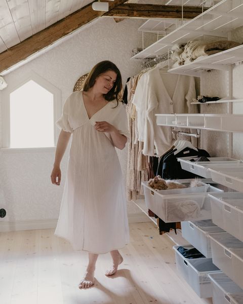 ✨Drømmegarderobe!✨ Johanna Berglund (@snickargladjen) forvandlet et utfordrende loftsrom med skråtak og bjelker til et perfekt walk-in-garderobe ved hjelp av Elfas tilpassede oppbevaringsløsninger. Med tips fra følgerne og eksperthjelp brukte hun hver centimeter og gjorde plassen både vakker og funksjonell! 👗 Les hele historien om hvordan hun skapte drømmegarderoben sin, lenke i bio!

#elfanorge #elfa #oppbevaring #hjemmeinnredning #innredningsinspirasjon #skandinaviskdesign  #skandinaviskehjem #drøm #garderobe #skyvedører