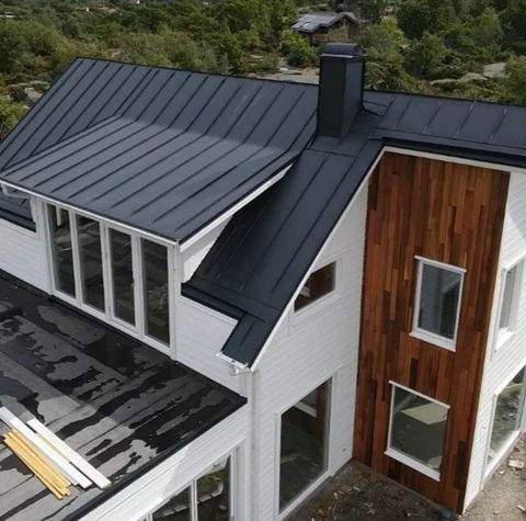 Vi blickar tillbaka till juli och ett somrigt västkusten denna regniga torsdag 🌧️ Här har @smogenplatslageri gjort en bandtäckning i aluminium på ett nybygge 🙌🏻 
•
•
•
•
•
#plåt #plåtslagare #plåtslageri #blikkenslager #spengler #sheetmetal #sheetmetalroof #bandtäckning #bandtäcktplåttak #plåttak #sheetmetalroofing #doublelockstandingseam