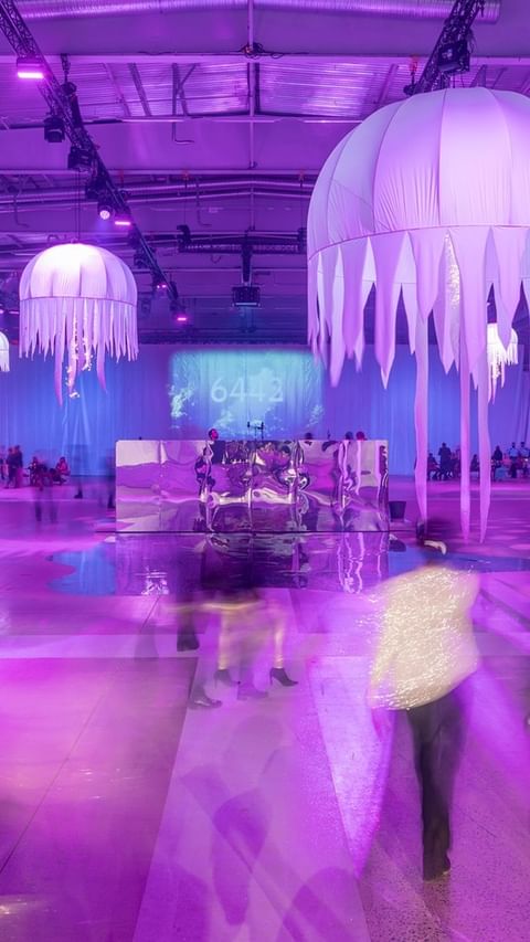 Stockholmsmässan levererar prisgala i absoluta världsklass – teknisk infrastruktur i nivå med Eurovision 

I augusti 2023 fick Stockholmsmässan en utmaning av episka proportioner – att arrangera en storslagen prisgala för ett europeiskt bolag som skulle fira sina toppsäljare från hela världen. Med en gästlista på 2000 personer och förväntningar på en spektakulär och oförglömlig upplevelse inspirerad av Atlantis, blev Stockholmsmässan det självklara valet tack vare anläggningens förmåga att erbjuda flexibla, mångsidiga och högteknologiska lokaler. Kvällen rundades av med en 50 minuter lång konsert med en australiensisk världsstjärna.

– Det här projektet visar verkligen att vi kan genomföra spektakulära event i absoluta världsklass på Stockholmsmässan. Vi har styrkan, kunskapen och erfarenheten i huset. Tack vare våra flexibla lokaler och samlade kompetens inom allt från design till teknik kan vi utforma event precis så som kunden vill ha det och med ett fantastiskt resultat, säger Anna-Karin Werner, affärsområdeschef Kongresser & Guest Events.

Läs mer om caset via länken i vår profil.
 
#stockholmsmässan #stockholm #prisgala #världsklass #event #congress #prizegala