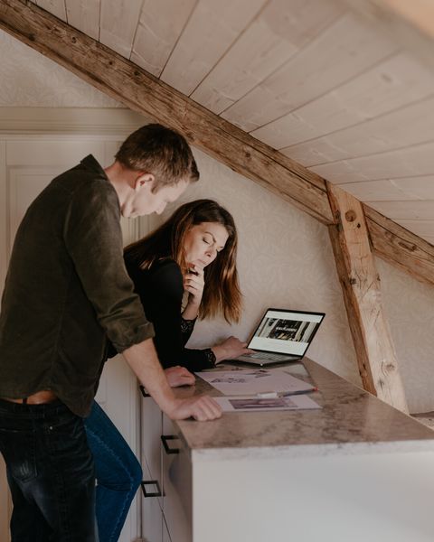 ✨Planlegging er nøkkelen!✨ Johanna og ektemannen realiserte drømmen ved hjelp av Elfas planleggingstjeneste.📐 Til tross for utfordringer som skråtak og bjelker, ble det enkelt å designe en skreddersydd løsning, direkte via datamaskinen.💻 Johanna er veldig fornøyd: "Planleggingshjelpen gjorde hele forskjellen - hver centimeter ble brukt perfekt!"

Er du klar til å fornye klesoppbevaringen din? Begynn planleggingen i dag!

#elfanorge #elfa #oppbevaring #hjemmeinnredning #innredning #innredningsinspirasjon #skandinaviskdesign  #skandinaviskehjem #drøm #garderobe #skyvedører #walkincloset #loftet