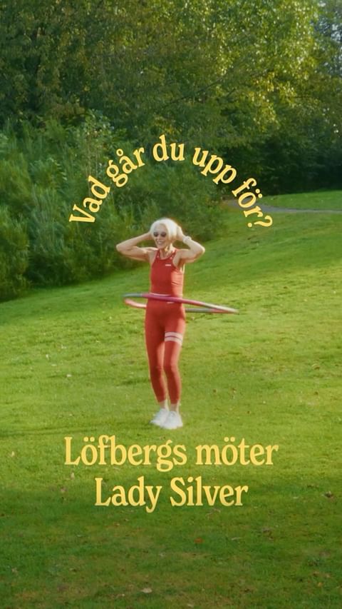 Vad går du upp för? Vi har träffat Lady Silver för att ta reda på vad som får henne att gå upp på morgonen, och vad som ger hennes vardag det där lilla extra. För henne börjar en perfekt morgon med rörelse, ett uppfriskande morgondopp och en kopp kaffe på balkongen. Hur startar du din dag?☀️☕️#vadgårduuppför