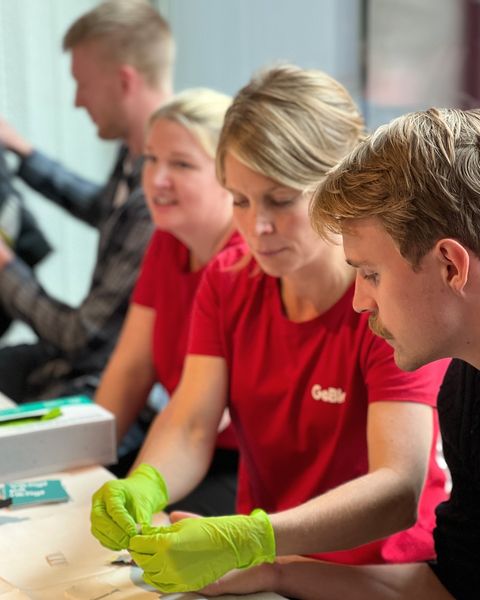 🌟 Hemoglobin (Hb) är hjälten i våra röda blodkroppar! 💉 Det är ett protein som innehåller järn och behövs för att transportera syre till kroppens vävnader och koldioxid tillbaka till lungorna. En viktig del av vårt blod som håller oss friska och energiska. Håll koll på dina Hb-nivåer för att må bra! 

Hb-nivåer för att ge blod: Om du är kvinna måste ditt blodvärde (Hb) vara minst 125 g/L. För män gäller 135 g/L. Ditt blodvärde kontrolleras vid varje blodgivning.

#GeBlod
#hemoglobin
#blodvärde 
#hälsa