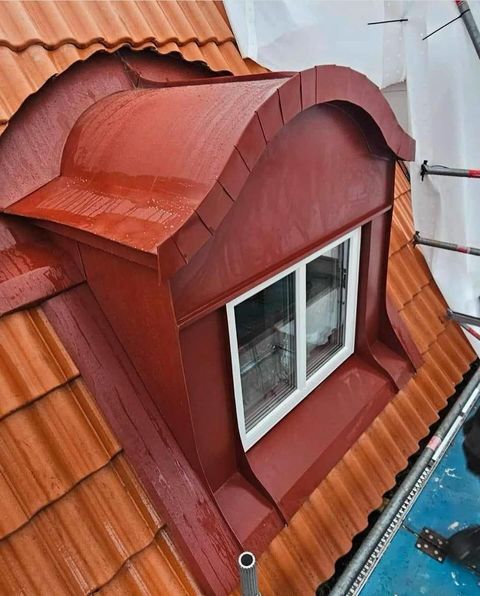 Ibland hittar man projekt som förtjänar ett helt eget inlägg. Som här, en rund kupa som @platslagerimgranstrom gjorde i vintras i Borås. 🙌🏻
•
•
•
•
•
#plåt #plåtslagare #plåtslageri #blikkenslager #spengler #sheetmetal #sheetmetalroof #bandtäckning #bandtäcktplåttak #plåttak #sheetmetalroofing #doublelockstandingseam #takkupa