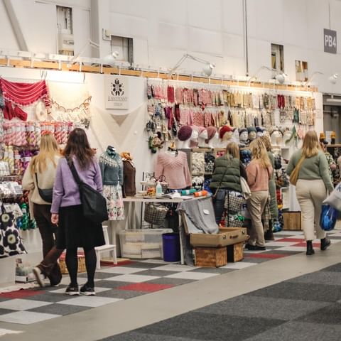 Idag är det inget mindre än Raggsockans Dag! 🧦 Och passande nog så öppnar även @syochhantverksfestivalen sina dörrar imorgon,fredag! Då följer en hel helg fylld med allt kring virkning, stickning och andra hantverk. Hall B kommer svämma över av färg, material, inspiration, workshops och en massa kunniga utställare!

Vi ses på Stockholmsmässan i helgen👋

#hantverk #sy #virkning #stickning #event #stockholm