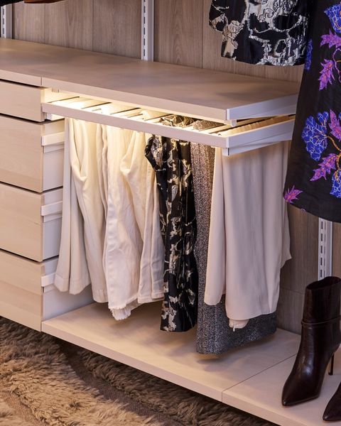 ✨Med Décor+ er det mulig å tilpasse oppbevaringen i detalj for å passe alle dine behov. Hold det enkelt med bare hyller og skuffer, eller legg til unike funksjoner laget for spesifikke plagg.

#elfanorge #elfa #oppbevaring #hjemmeinnredning #innredningsinspirasjon #skandinaviskdesign #skandinaviskehjem #drøm #garderobe #skyvedører #walkincloset