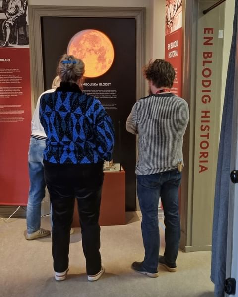 Sista rycket! Just nu pågår det febrilt arbete med att färdigställa utställningen "En blodig historia" som öppnar nu på fredag den 25 oktober, i samband med Kulturnatta i Göteborg. Öppet 12–20 med gratis inträde – även under höstlovet!

I samarbete med våra vänner på Medicinhistoriska museet får du i den här utställningen uppleva blodets historia, från åderlåtning och experiment med djurblod till dagens moderna blodgivning och transfusioner.

En spännande utställning du inte vill missa! Den finns att se under ett helt år.

#GeBlod 
#kunskap 
#museum 
#enblodighistoria 
@medicinhistoriskagbg