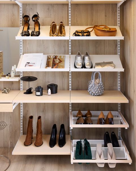 Din egen butikk hjemme. Dekor+ av Elfa ✨

#elfanorge #elfa #oppbevaring #hjemmeinnredning #innredningsinspirasjon #skandinaviskdesign #skandinaviskehjem #drøm #garderobe #skyvedører #walkincloset