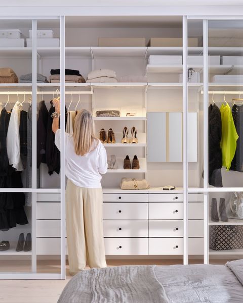 ✨Lag et STEP-IN-SKAP!✨
Ved å legge til litt ekstra plass i dybden av skapet, innenfor skyvedørene, kan du enkelt lage en hybrid mellom et vanlig skap og et walk-in-garderobe - et step-in closet! Det krever mindre plass enn en walk-in, men gir samtidig mulighet til for eksempel å planlegge et hjørne for sminke og tilbehør.

Litt ekstra luksus i hverdagen med Décor+ by Elfa 🤎 

#elfanorge #elfa #oppbevaring #hjemmeinnredning #innredningsinspirasjon #skandinaviskdesign #skandinaviskehjem #drøm #garderobe #skyvedører #walkincloset