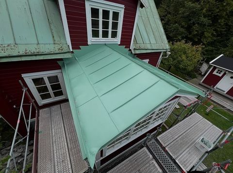 I Köpegårda har @dahlmansplatslageri gjort en bandtäckning i ärggrön 🙌🏻
•
•
•
•
#plåt #plåtslagare #plåtslageri #blikkenslager #spengler #sheetmetal #sheetmetalroof #bandtäckning #bandtäcktplåttak #plåttak #sheetmetalroofing #doublelockstandingseam #ärggrön #stålplåt