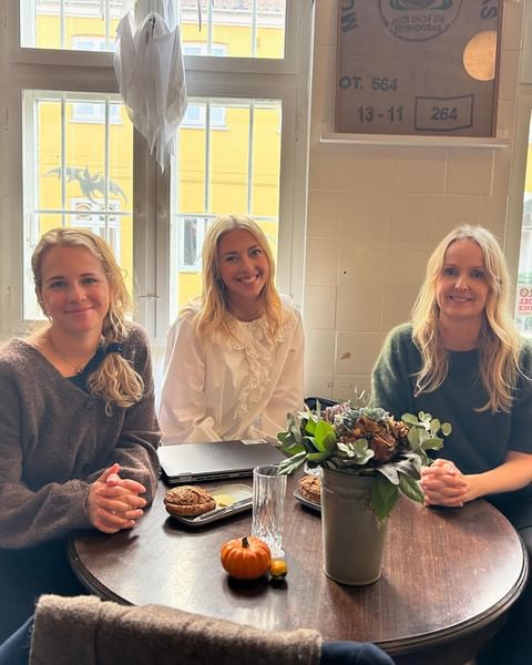 I dag har vi planlagt spændende ting, som vi glæder os til at dele med alle jer, der elsker fuldkorn 🌾
Mødet blev holdt på farten, og vi fik de lækreste fuldkorns surdejsboller. 
God onsdag 🍃🍂☀️
#surdej #fuldkorn #fuldkornsboller