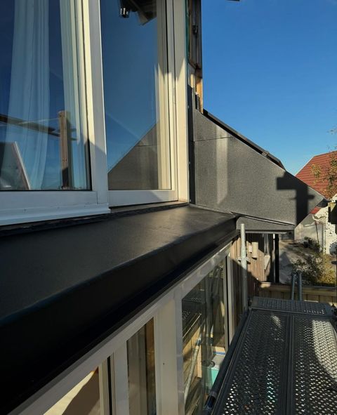 I Kungshamn har @studserodsplatslageri gjort en balkongtäckning i Alp frost 🙌🏻 
•
•
•
•
•
#plåt #plåtslagare #plåtslageri #blikkenslager #spengler #sheetmetal #sheetmetalroof #bandtäckning #bandtäcktplåttak #plåttak #sheetmetalroofing #doublelockstandingseam
