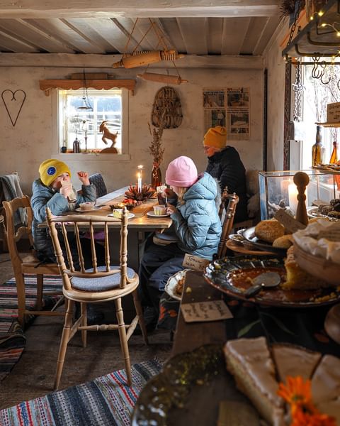Höstlov på @uppvallensfabod 🍂
Njut av hembakt fikabröd, grilla korv eller unna dig något fint från prylboden.
Idag torsdag finns även möjligheten att inhandla något gott från matmarknaden. 

Öppet tor, fre & lör 12.00-16.00

#Lofsdalen #uppvallensfäbod #härjedalen #höstlov #jämtland #höst #fäbod