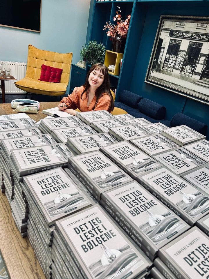 Gratulerer med boka, Veronica Skotnes!

Over 500 har forhåndsbestilt «Det jeg leste i bølgene» 🌊 Snart sendes bøkene, men først skal de signeres ✍️