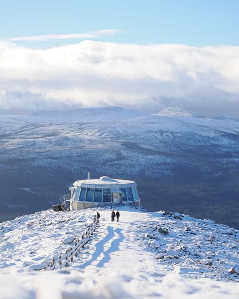 Det blev minst sagt ett blåsigt höstlov 🌪️ Men blåsten förde med sig lite snö så nu gläds vi åt de snöpudrade topparna och håller tummarna för att det snart fylls på med ännu mer 👏🏻🌨️