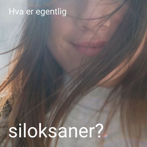 📌octamethylcyclotetrasiloxane
📌decamethylcyclopentasiloxane
📌dodecamethylcyclohexasiloxane

Tre ringformede siloksaner. For enkelhets skyld kalt D4, D5 og D6. Brytes svært sakte ned og hoper seg veldig lett opp i kroppene til dyr og mennesker. D4 er også mistenkt for å skade evnen til å få barn.

Brukes mye i produkter til hud og hår, og i polish og voks til biler.

18 000 tonn siloksaner havner i naturen hvert år, i følge det europeiske kjemikaliebyrået ECHA. Her hjemme er det for eksempel funnet siloksaner i både torsk og måker i indre Oslofjord.

Fra 6. juni 2026 begrenser EU bruken av disse kjemikaliene. De regner med at dette vil kutte utslippene med 90 prosent årlig.

Svanemerket har på sin side forbudt D4, D5 og D6 i en årrekke. Vi stiller alltid mange og strenge krav til kjemikalier, også når vi "bare" mistenker at de har svært skadelige effekter. Det går fortere å forby et stoff i Svanemerkets krav enn det gjør for myndighetene å utarbeide og vedta regelverk.

Les mer i nettsaken vår på lenke i bio. ☝️☝️

#svanemerket #miljø #kjemikalier #hårpleie