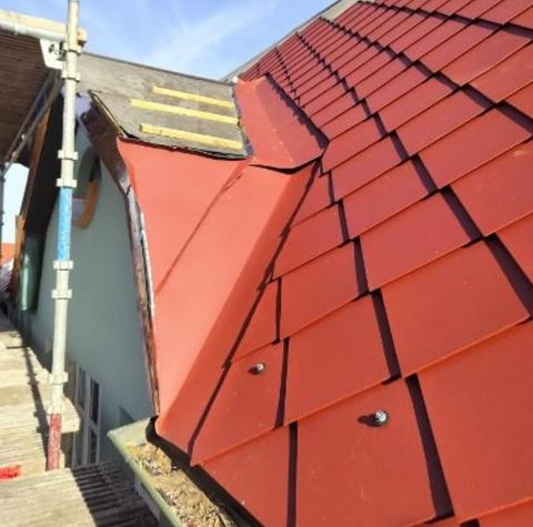 Oxid röda romber har monterats i Limhamn av @hellensplatslageri 🤩
•
•
•
•
•
#plåt #plåtslagare #plåtslageri #blikkenslager #spengler #sheetmetal #sheetmetalroof #bandtäckning #bandtäcktplåttak #plåttak #sheetmetalroofing #doublelockstandingseam #romber